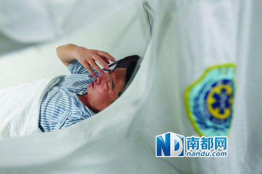 19日，北大深圳醫(yī)院，透過被撕破的工作服，急診科醫(yī)護(hù)人員申洪濤身體多處被醉酒男子抓傷。
