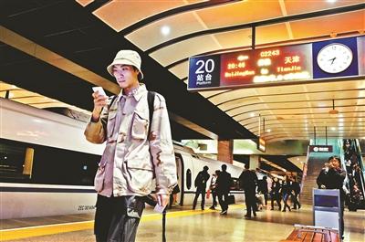 家住天津，在北京工作，呂先生每天乘坐京津城際列車上下班