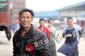 唐再海因?yàn)槠つw黝黑，工友們都打趣地稱呼他為“非洲人”。