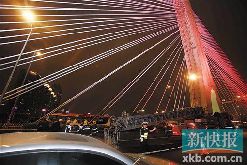 昨日深夜，橋上東側(cè)空出兩條車道用來(lái)救援。