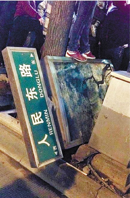 路牌都踩翻，還有人上了樹，城管不出手，也確實不大合適。