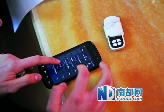 一個號碼為021-62588800的電話自稱上海靜安區(qū)公安分局，騙走了小程148萬。記者 梁煒培 攝