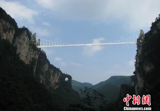 張家界“世界最長(zhǎng)玻璃橋”設(shè)計(jì)通過評(píng)審明年問世