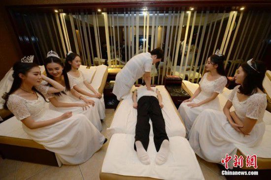 湖南十大?；w到足浴店學(xué)理療按摩(圖)