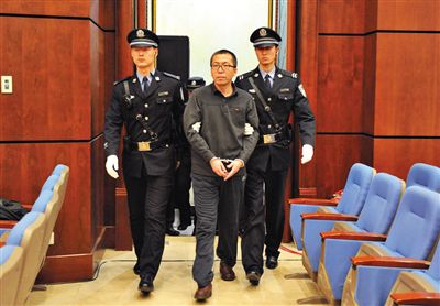 楊秀宇被帶入法庭。昨日，楊秀宇及女下屬盧梅因非法經(jīng)營罪獲刑4年、一年半并處罰金。