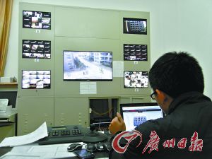 監(jiān)控室就可以看到男生宿舍樓的情況。