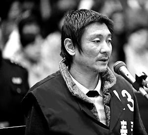 庭審時(shí)，鄭東稱自己想隨女兒一起去，請求法院判他死刑立即執(zhí)行