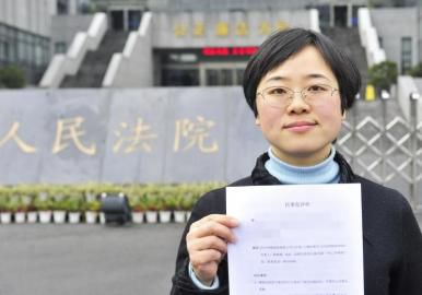 12月3日，起訴代理人出示公訴書。