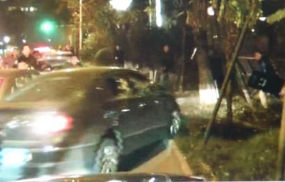 作案嫌疑車輛竄上綠化帶。（據(jù)警方視頻截圖）