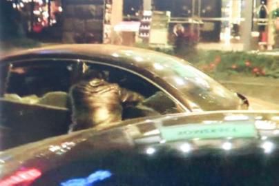 一警察試圖讓汽車停下。