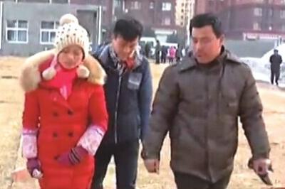 “失蹤”后又回家的越南新娘小吳(左)和家人到警方報(bào)案。視頻截圖