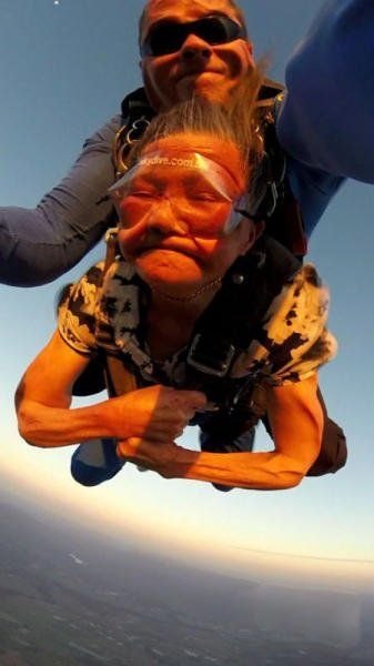 閔老太太正在體驗高空跳傘。