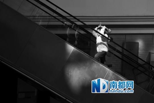 12月12日上午，正佳廣場內(nèi)，任淘淘在扶梯上奔跑玩耍。