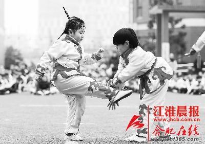 兩名小朋友在進(jìn)行武術(shù)對打表演。