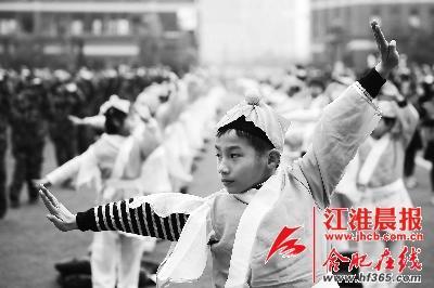 學(xué)生們在進(jìn)行集體武術(shù)操展示。