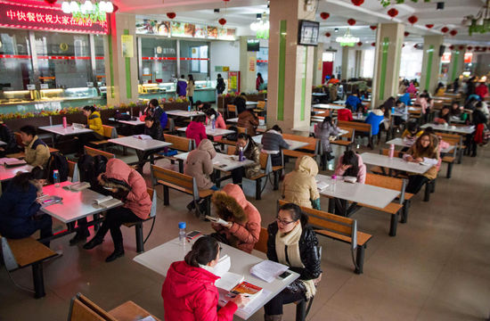 圖為在食堂內(nèi)復(fù)習(xí)的學(xué)生。
