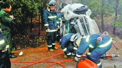 消防官兵正準(zhǔn)備拆車門救人。