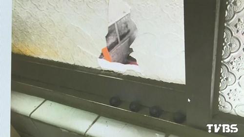 婦人家的窗戶被打出大洞。圖自TVBS網(wǎng)站
