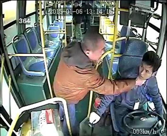 車載監(jiān)控視頻顯示，806路公交車司機袁宋林在車輛行駛中拒絕一乘車男子提出停車的要求后，遭到該男子的反復毆打。視頻截圖
