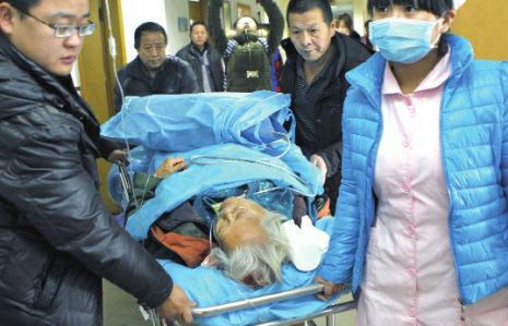 排隊(duì)領(lǐng)免費(fèi)白菜，86歲老太摔倒顱內(nèi)出血。