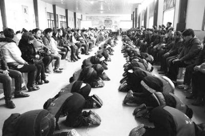 學(xué)生們?cè)诶蠋煹闹笇?dǎo)下，一起給父母下跪謝恩。微博截圖