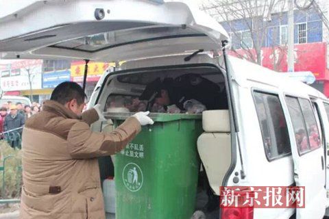 亳州路邊垃圾桶內(nèi)驚現(xiàn)碎尸。網(wǎng)友供圖