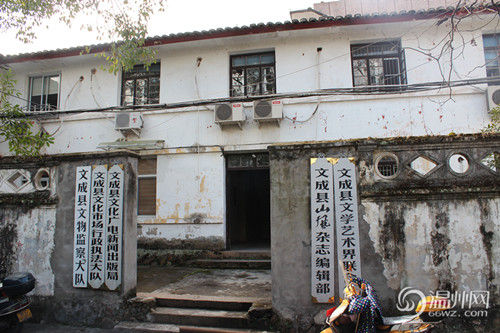 文成縣府大院除了主樓外，其他的基本為磚木結(jié)構(gòu)的兩層小樓