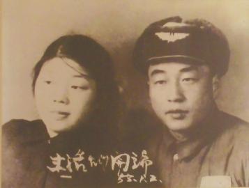 當年的結(jié)婚照老人還保留得很好。