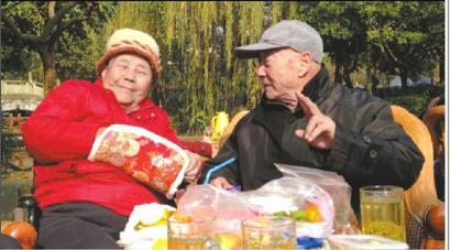 結(jié)婚60年，梁玉芹婆婆和王再功爺爺恩愛如初。