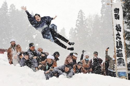 新婚男子被扔雪地里。