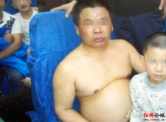 春運(yùn)期間火車車廂擁擠 父子寒冬時(shí)節(jié)中暑(圖)