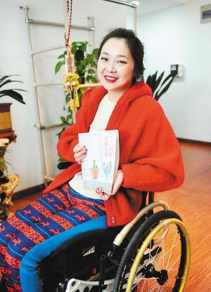 昨天下午，記者在鳳城八路的一個小區(qū)里，見到了輪椅上的28歲女孩兒劉燚。2009年夏天，因為一場車禍，她高位截癱，醫(yī)生宣布她“從此再也沒有生活質(zhì)量”，可就是這個輪椅上的西安女孩，在2012年，和父母一起完成了一趟28個國家的旅行，而靠著僅有的能動的一個小拇指，她用一年多的時間，在電腦上敲出了這次旅行的游記，并集結(jié)成書，取名《一切都沒那么糟》。