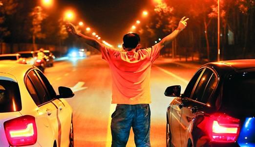 2013年8月25日凌晨，北京，在東壩大街路口進(jìn)行的一場(chǎng)飆車。
