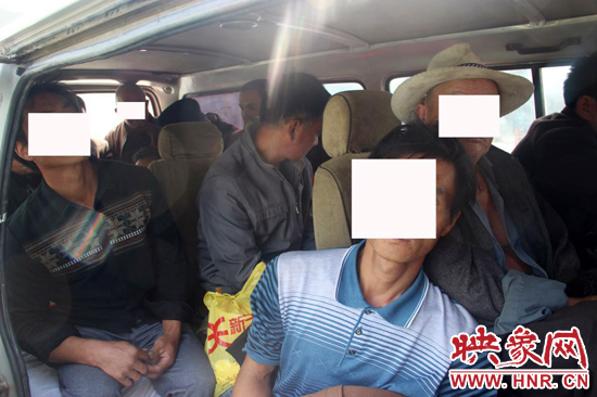 一輛8座的面包車竟然擠進17個人。