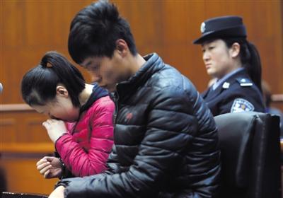 昨日，因殺死自己的親生兒子，被告人王某受審，其男友喬某則因涉嫌幫助毀滅證據(jù)罪受審。