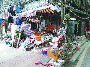 工作人員清理前，阿姨家周圍垃圾如山。