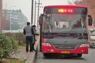 1月6日下午，資陽(yáng)一輛15路公交車停靠在當(dāng)時(shí)事發(fā)車站。