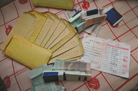 廖弟友捐款后保存的部分收據(jù)。