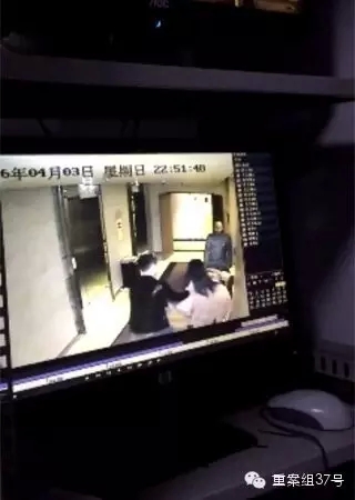一女子在酒店被陌生男子拖拽。    視頻截圖