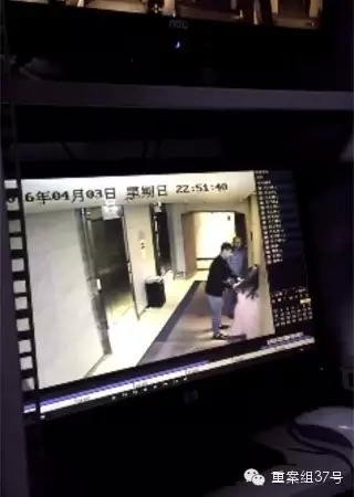 一女子在酒店被陌生男子拖拽。    視頻截圖