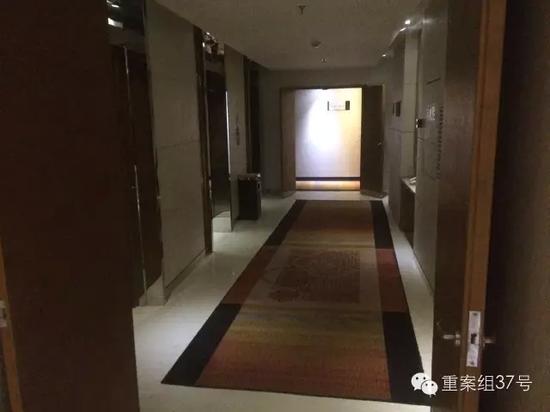 事發(fā)電梯口。    新京報(bào)記者 林斐然 攝