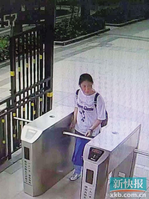 小區(qū)監(jiān)控拍到,保姆“李晴”于14日下午1時55分背著官女士的背包離開。均為當(dāng)事人供圖