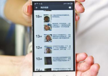 楊曉華的上百條朋友圈記錄了她陪伴男友抗病的歷程。