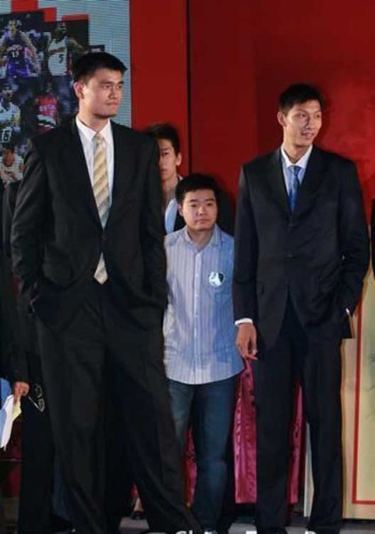 鄧超夫婦以及于嘉、林書豪，放在人群里都是不錯的身高，顯然，他們選錯了參照物。