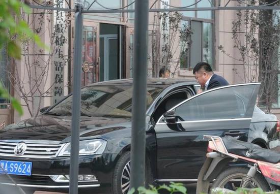 程海濤局長(zhǎng)駕駛的假牌車(chē)，停在縣低保局門(mén)前