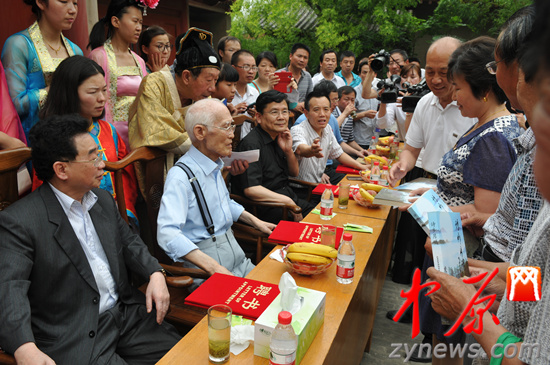 余光中、汪國(guó)真做客杜甫故里 共話詩(shī)圣家國(guó)情懷