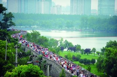 　　昨天,數(shù)萬南京市民參加“環(huán)城七十里”徒步走,圖為解放門城墻上密集的人群。 本版攝影 實習(xí)生 王甜