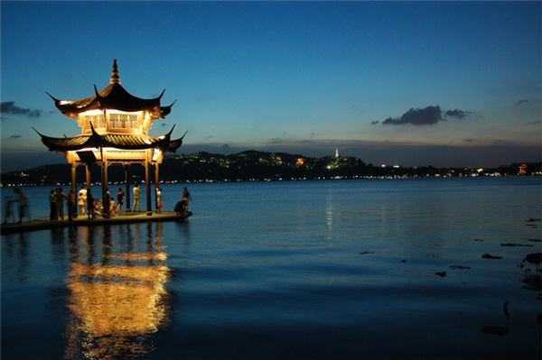 不要溫和地走進那個良夜 因為夜太美！