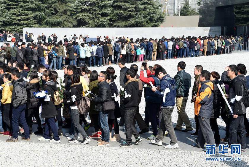  12月14日,參觀者在排隊(duì)進(jìn)入紀(jì)念館展館參觀。新華社記者孫參攝