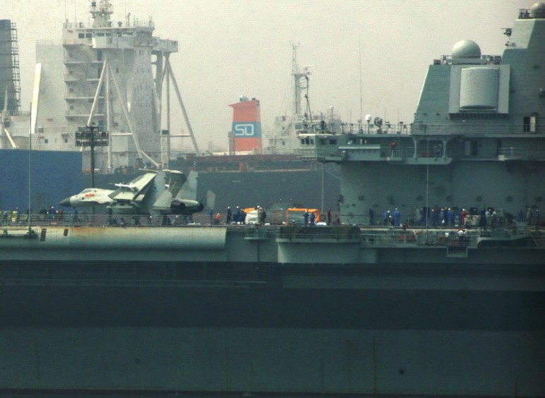 殲15戰(zhàn)機(jī)登上瓦良格號航母 或?qū)⑦M(jìn)行艦載機(jī)試驗
